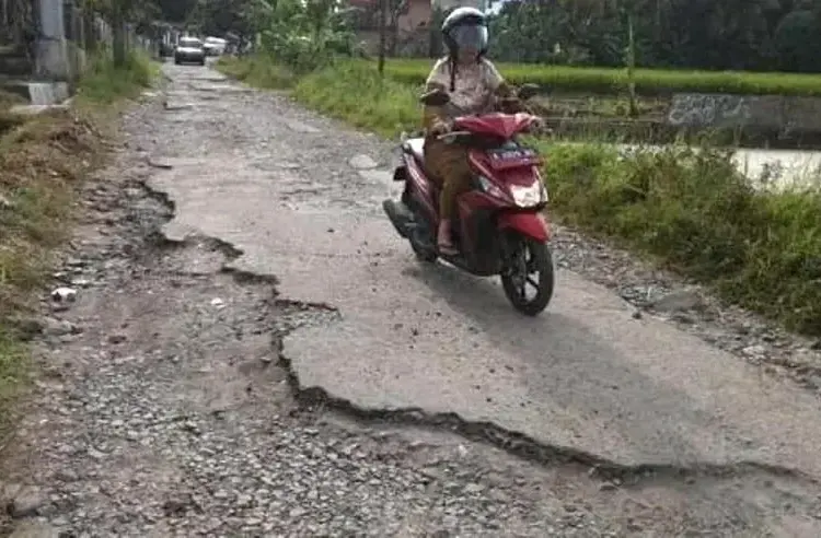 Jalan Rusak Bikin Muak, Bertahun – tahun Tak Kunjung Diperbaiki