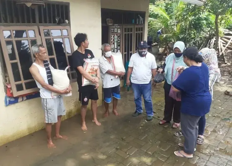 PMI Kecamatan Pinang Bantu Korban Banjir