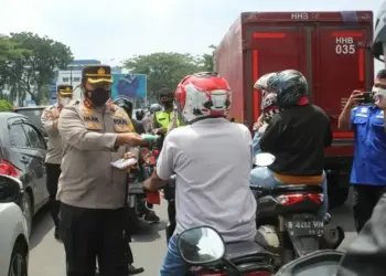 Pimpin Operasi Yustisi, Kapolres Tangsel Bagikan Masker