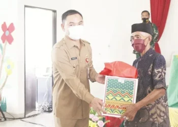 Danrem dan Wabup Tangerang Bagikan 250 Paket Sembako