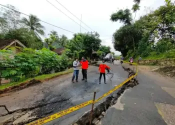 Jalan Amblas di Lebak Dipicu Mampetnya Saluran Air