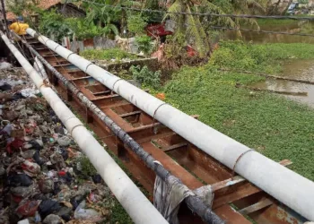 Tumpukan Sampah di Jembatan Pontang Sulit Dikendalikan