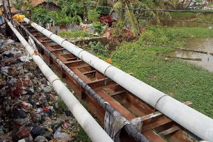 Tumpukan Sampah di Jembatan Pontang Sulit Dikendalikan