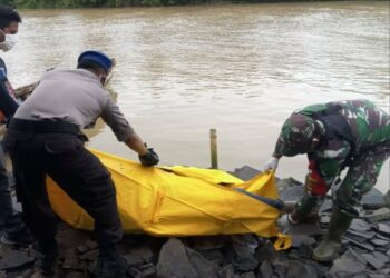 Pria Berkaos Pokja Wartawan Ditemukan Tewas Mengambang di Sungai