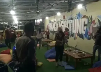 Santai di Kafe, Pengunjung Dibubarkan Paksa Petugas