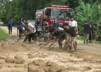 Ruas Jalan Rangkasbitung-Jambu Bol Dipenuhi Lumpur