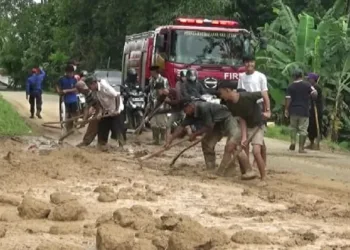 Ruas Jalan Rangkasbitung-Jambu Bol Dipenuhi Lumpur