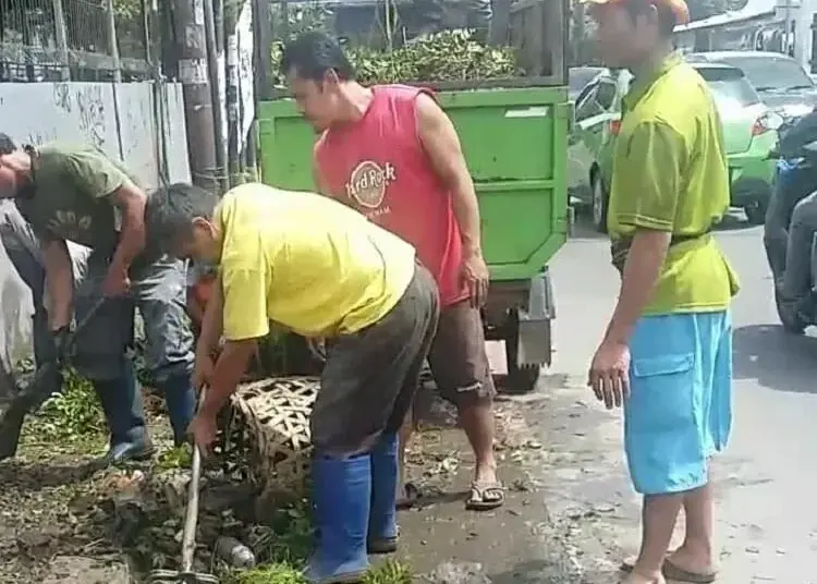 DLH Kota Tangsel Sibuk Sapu Bersih Sampah Bekas Banjir