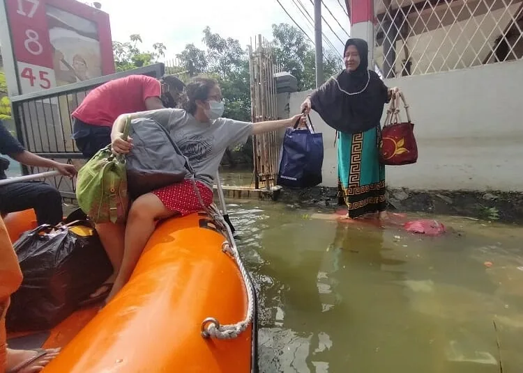 Di Perumahan Periuk Damai, Ketinggian Air Masih Setinggi 3 Meter