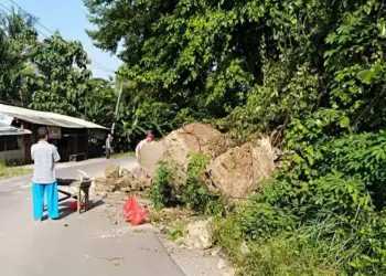 Batu Cadas Nyaris Tutupi Jalan Rangkasbitung-Leuwidamar