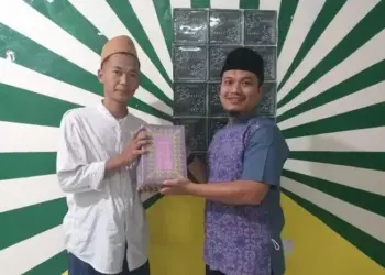 Peduli Ponpes, Wakil Ketua DPRD Pandeglang Bagi-bagi Kitab