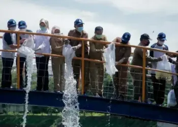 Wali Kota Airin Tanam Pohon dan Tebar Ikan di Situ Perigi