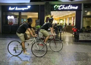 Bersepeda di Dalam Mall