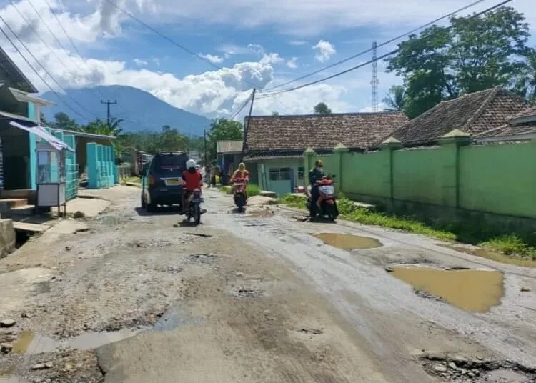 Jalan Mandalawangi-Carita Rusak Parah, Bahayakan Pengguna Jalan