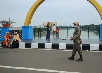 Satpol PP Himbau Warga Yang Beraktivitas di Jembatan Berendeng