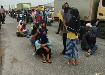 Warga Rawa Rengas Kosambi Memblokade Jalan