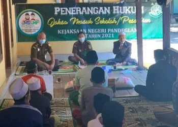 Santri di Ponpes Ar-Rosyidiyah Diberi Wawasan Tentang Hukum