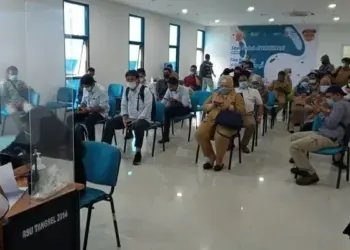 Peserta Vaksinasi Tahap Dua di RSU Tangsel Membludak