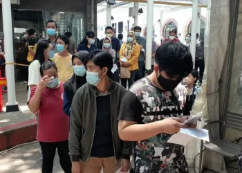 Antrean Pedagang Pasar 8 Alam Sutera Timbulkan Kerumunan