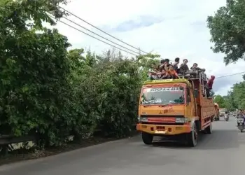 Laporkan Remaja yang Menumpang Truk di Kota Tangerang