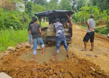 Kesal Pemerintah Cuek, Warga Sumur Swadaya Perbaiki Jalan