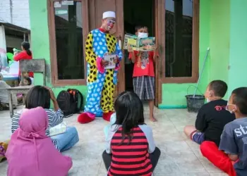 Badut Berkeliling Mengajak Anak-anak Membaca Buku