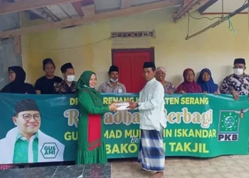 “Berburu” Berkah di Bulan Ramadhan, PKB Carenang Bagikan Ratusan Paket Sembako dan Takjil