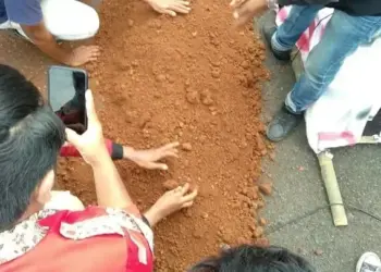 Tagih Janji Wakil Rakyat Senayan, Cuma Ditemui Staf, Warga Kampung Baru 'Kubur Diri'