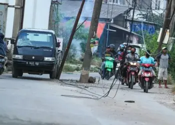 Tiang Listrik dan Kabel Menjuntai Bahayakan Pengendara