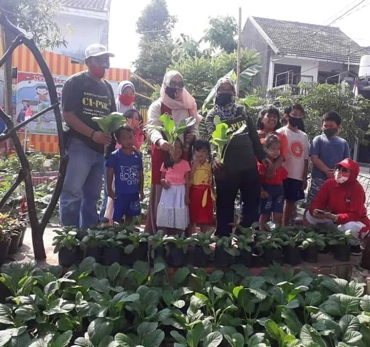 Sukses Ubah Tumpukan Sampah Jadi Taman Belajar Keluarga