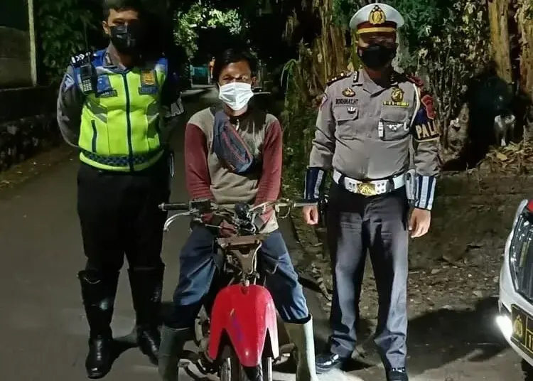 Pria di Tangsel Kendarai Motor Sambil Bersila