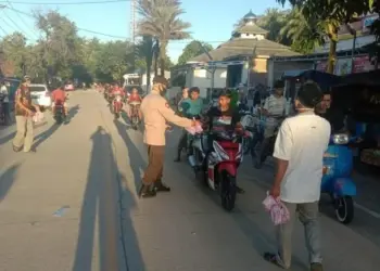 AMS Sumur dan Polsek Sumur Pandeglang Bagi-bagi Takjil