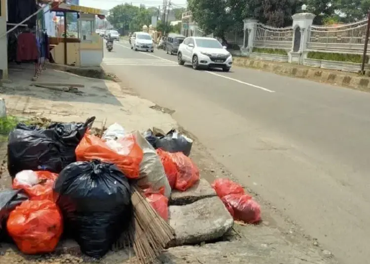 Tempat Pembuangan Hilang, Sampah Berserakan di Jalan