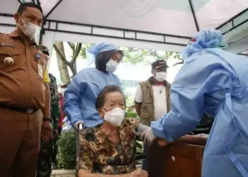 Penerima Vaksin Tertua di Kota Tangerang, Nenek 102 Tahun Ikut Vaksinasi di Cipondoh