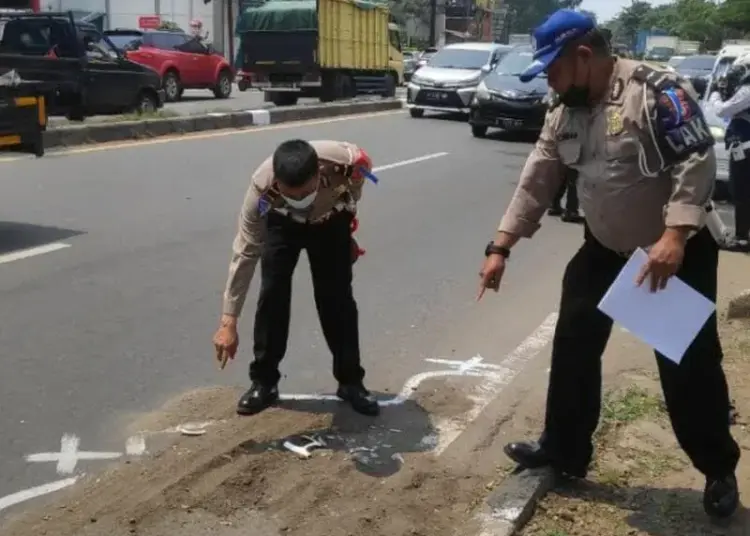 Gagal Salip Truk, Pemotor Tewas di Batuceper Tangerang Terlindas