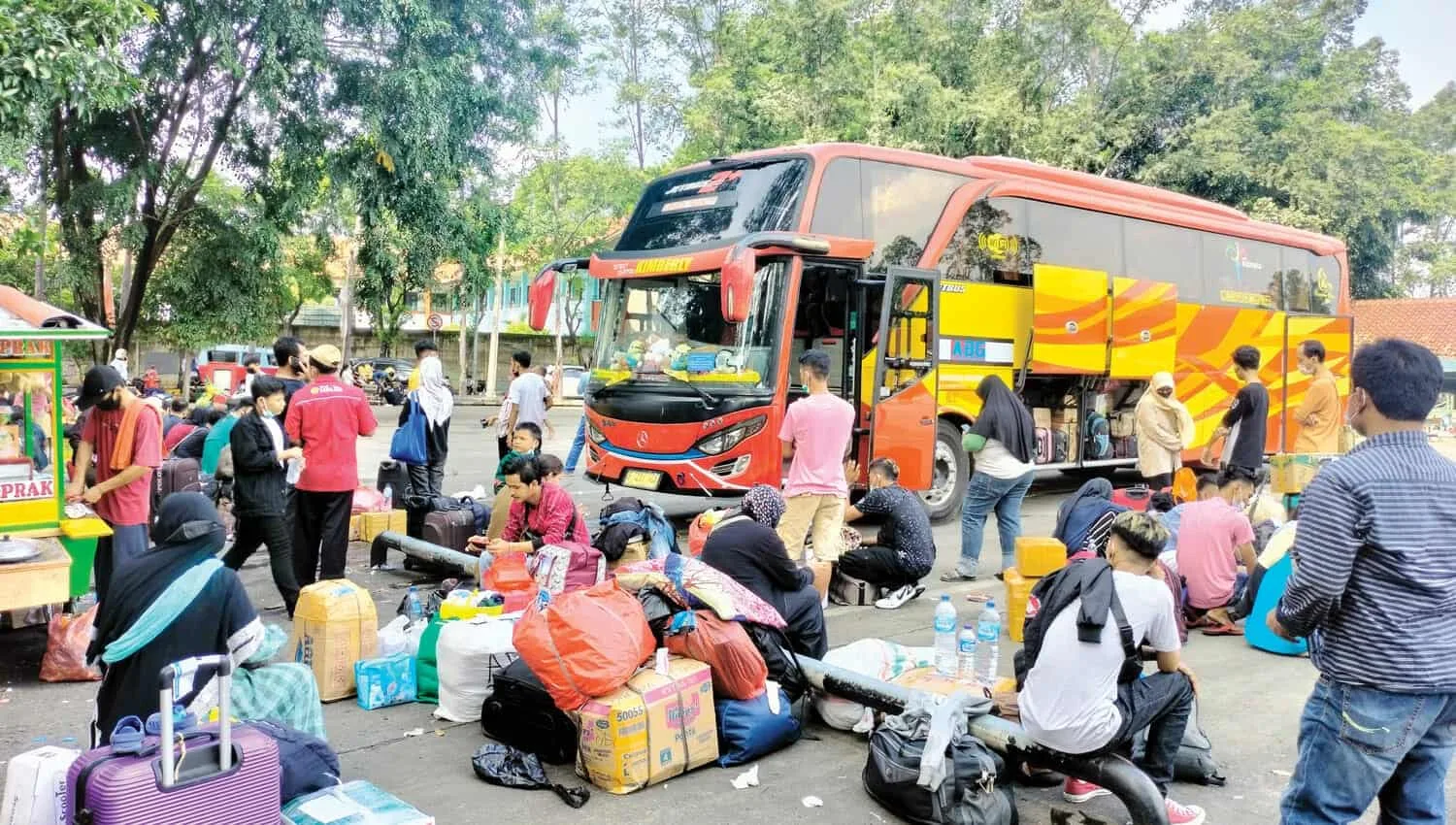 Pemberlakukan Larangan Berakhir, Warga Ramai-ramai Mudik