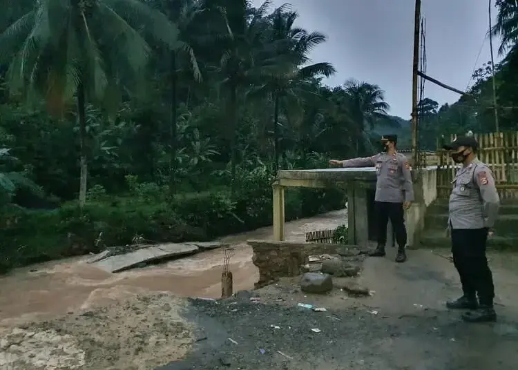 Sungai Cilaki Meluap, Jembatan Penghubung Dua Kecamatan Putus