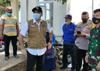 Bupati Zaki Bubarkan Kerumunan Warga di Wisata Pantai Tanjung Pasir