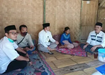 Siswi SMP Di Cikulur Lebak Dapat Bantuan Handphone 