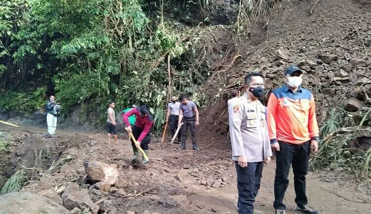 Jalan Cipanas-Warungbanten Digerus Longsor, Akses Menuju Wisata Negeri di Atas Awan Terputus