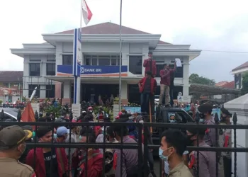 Warga Sidangresmi Demo, Dinkes Dilempari Telur, DPRD Dilempari Lumpur