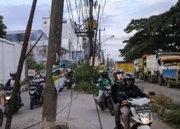 Dikeluhkan Warga, Tiang Listrik “Santuy” di Tegah Jalan Prancis