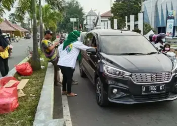 DPC PKB Kabupaten Pandeglang Bagikan 3.000 Paket Takjil di Jalan