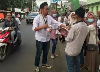 PMII Rayon FKIP UNMA Banten Bagi-bagi Takjil