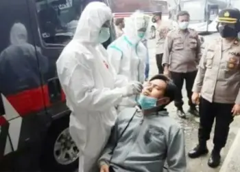 Baru Turun Dari Bus, Pemudik Langsung Diswab Antigen