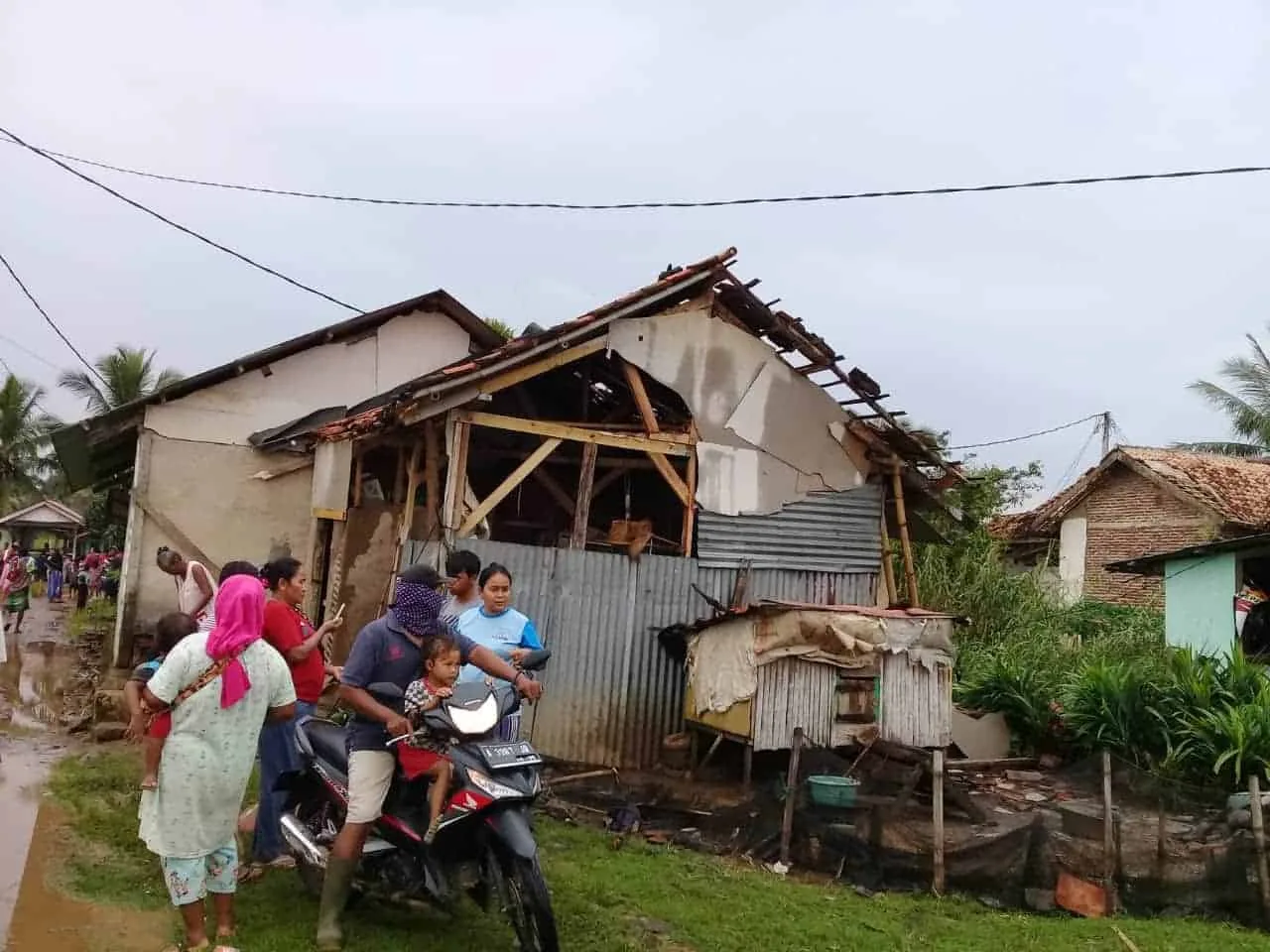 65 Rumah di Panimbang Rusak Dihantam Angin Kencang