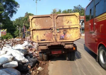 Akhirnya, DLH Pandeglang Bersihkan Sampah Liar di Jalan Saketi-Labuan