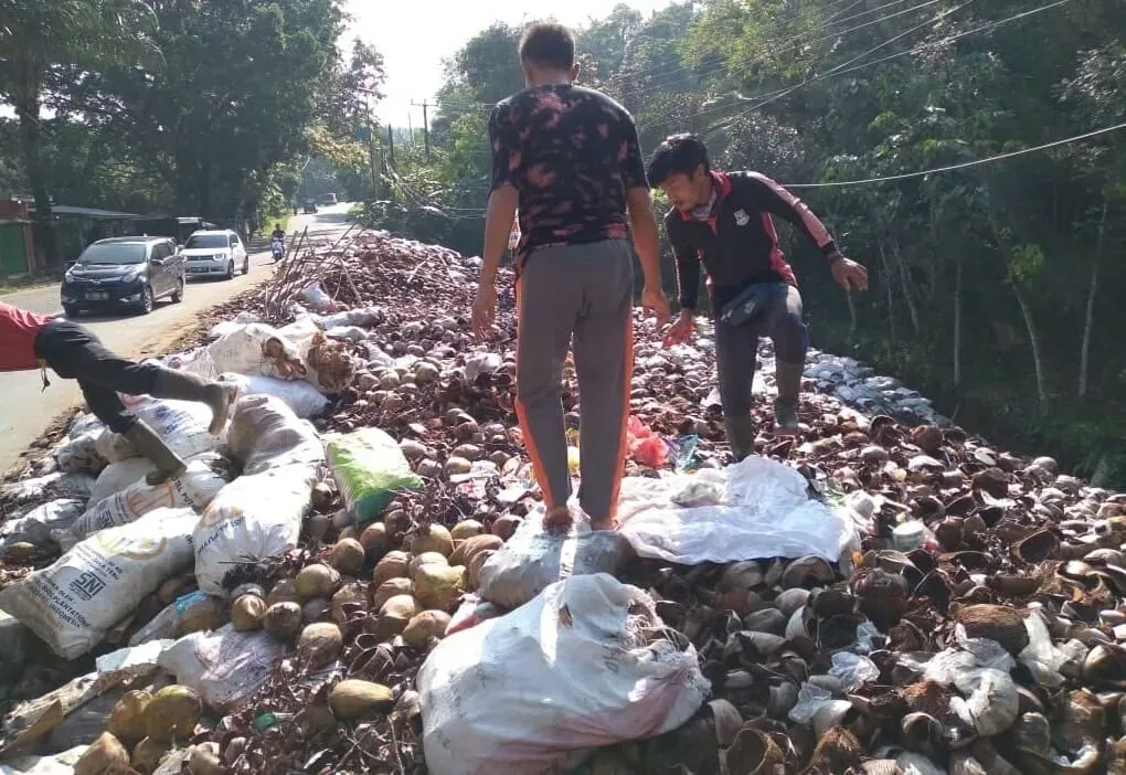 Akhirnya, DLH Pandeglang Bersihkan Sampah Liar di Jalan Saketi-Labuan