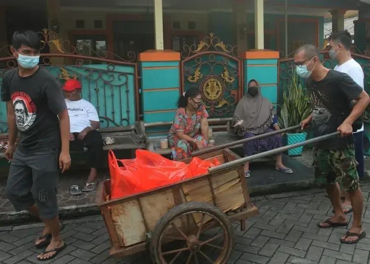 Distribusi Nasi Bungkus Untuk Membantu Warga Isolasi Mandiri di Kawasan Mikro Lockdown