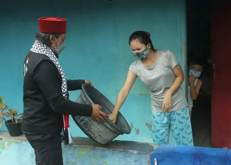 Distribusi Nasi Bungkus Untuk Membantu Warga Isolasi Mandiri di Kawasan Mikro Lockdown